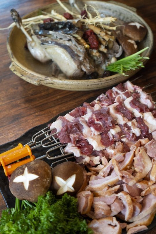 생오리 바베큐 · 훈제오리 · 한방백숙 한 상