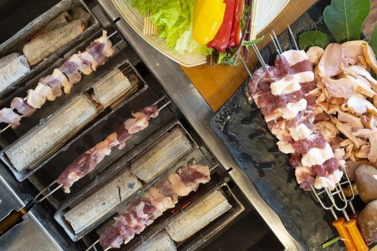 테이블 그릴과 생오리 꼬치 접시