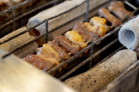 그릴 위에서 돌아가며 익는 꼬치